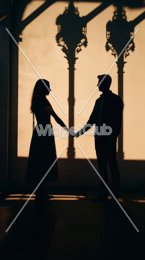 Romantyczna sylwetka pary trzymającej się za ręce o zachodzie słońca