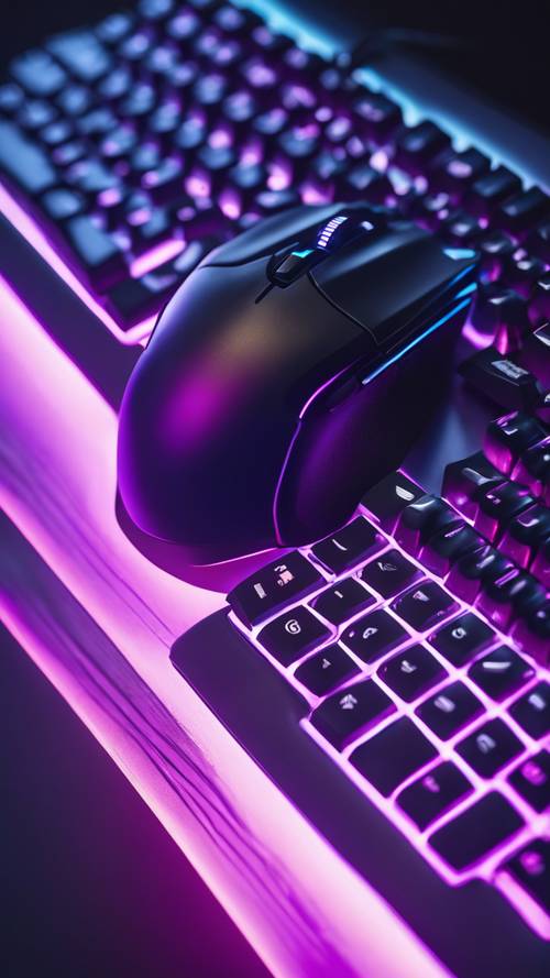 Una vista de arriba hacia abajo de un teclado y un mouse para juegos bañados en un relajante gradiente de retroiluminación de azul a violeta.