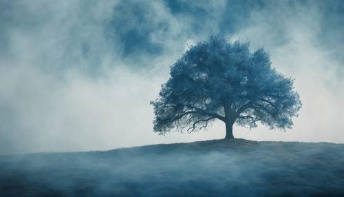 Un albero solitario avvolto da uno spesso strato di fumo azzurro.