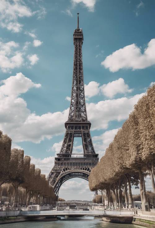 La Torre Eiffel en un hermoso día claro con esponjosas nubes blancas en el cielo azul.