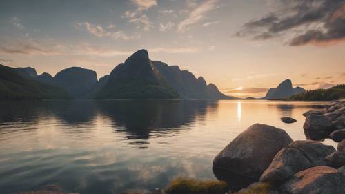 Panoramablick auf einen nordischen Fjord während eines Sommersonnenuntergangs