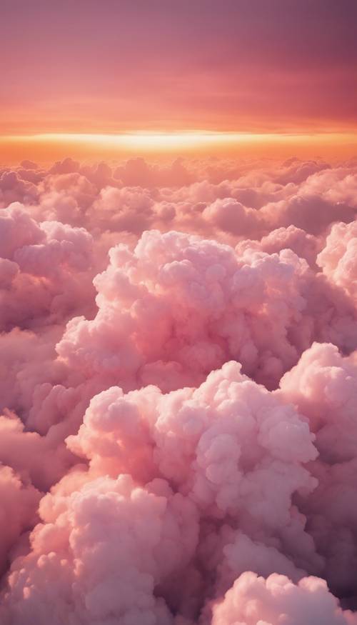 Flauschige weiße Wolken fangen das erste Licht des Sonnenaufgangs ein und reflektieren Rosa- und Orangetöne in einem von Aura überströmenden Himmel.