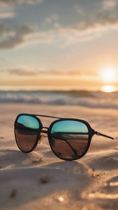نظارات شمسية عاكسة باللون الأسود تعكس منظرًا خلابًا للشاطئ أثناء غروب الشمس.