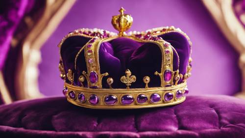고급스러운 벨벳 쿠션 위에 왕실 보라색 사탕 보석으로 만든 왕의 왕관.