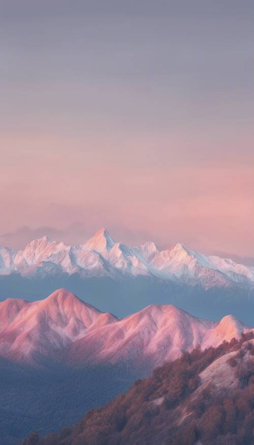 Una vista panoramica di una graziosa catena montuosa dalle morbide sfumature pastello al crepuscolo.