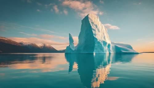 Iceberg che galleggia nelle acque turchesi di un fiordo al tramonto con ombre drammatiche.