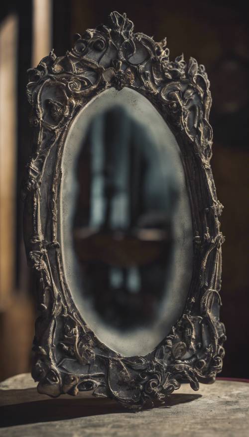 Cermin tua berdebu yang memantulkan sosok bayangan gelap yang bersembunyi di belakang penonton, bukan pantulan mereka.
