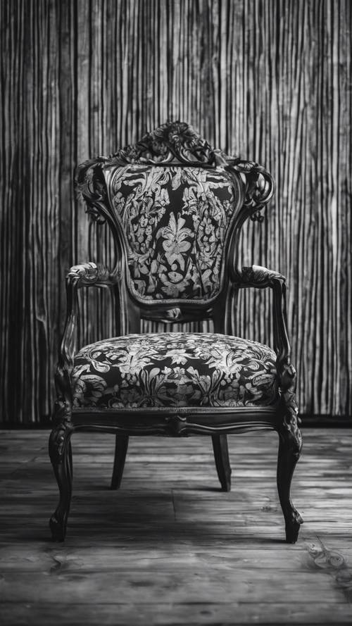 Antika ahşap bir sandalyenin üzerine siyah beyaz şam kumaşı örtülmüş.