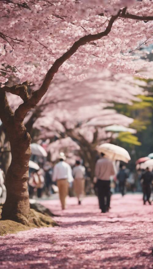 Оживленный фестиваль цветения сакуры в Японии ярким весенним днем, вокруг веселятся люди.