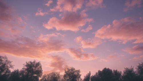 Langit dicat dengan warna pastel saat senja yang tenang.