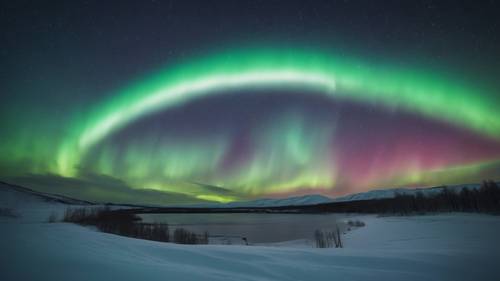 北極光在晴朗的夜空中在北極星周圍形成輻射光環