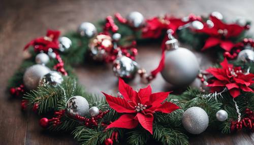 Элегантный, элегантный венок из еловых веток, украшенный малиновыми пуансеттиями и серебряными рождественскими украшениями. Обои [3052fab809c148b288f6]
