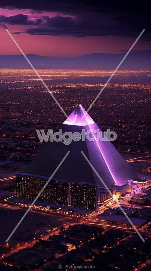 夜の紫の光るピラミッド