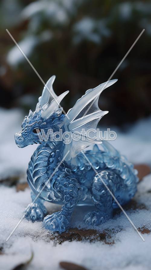 Kryształowa niebieska zabawka smoka w śniegu
