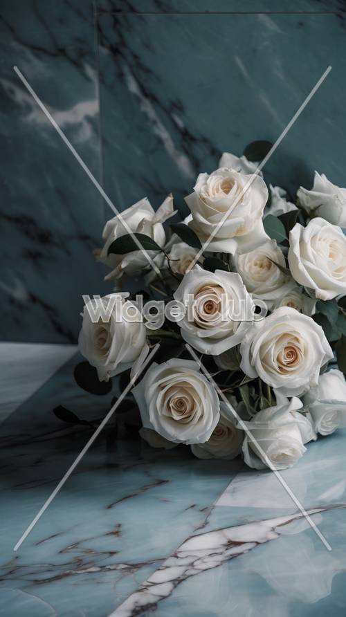 Elegantes rosas blancas sobre mármol azul