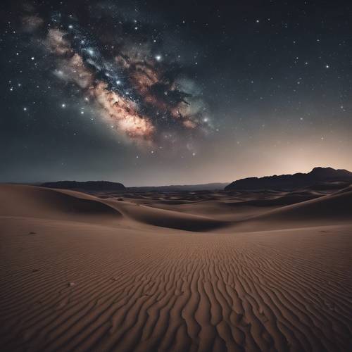 별이 가득한 하늘 아래 사막의 고요하고 어두운 풍경.