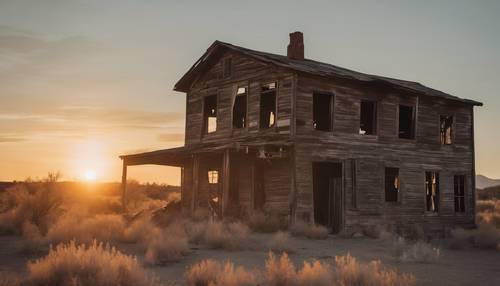 I resti spettrali di una città fantasma abbandonata si stagliano contro il chiarore del sole al tramonto.