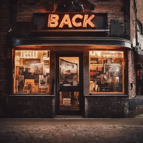Une enseigne au néon grungy « Back Open » devant un magasin de disques vinyles vintage.