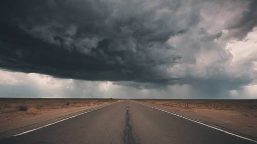 Una lunga autostrada deserta nel bel mezzo del nulla con una tempesta in arrivo, su cui è impressa la frase &quot;Se l&#39;opportunità non bussa, costruisci una porta&quot;.