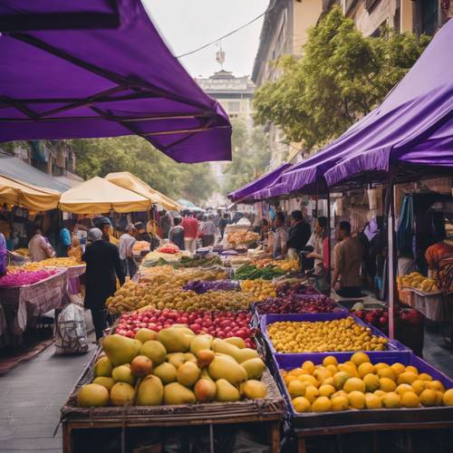 سوق شارع نابض بالحياة مع مظلات أرجوانية وفواكه صفراء غنية وناس يعجون.