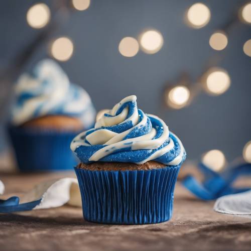 Một chiếc bánh cupcake nhung màu xanh xa hoa được phủ một lớp kem phô mai dạng xoáy.