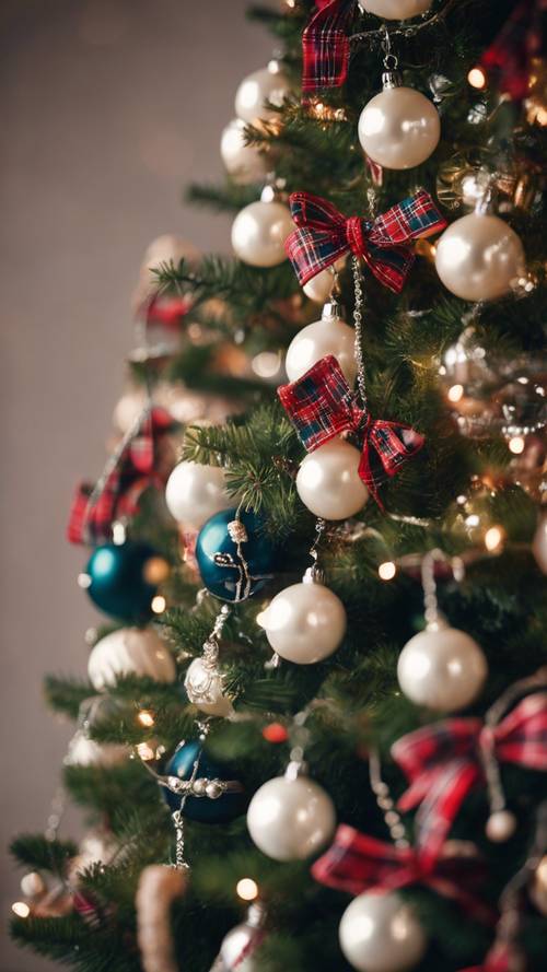 Uma árvore de Natal elegante, decorada com laços xadrez e enfeites de pérolas.