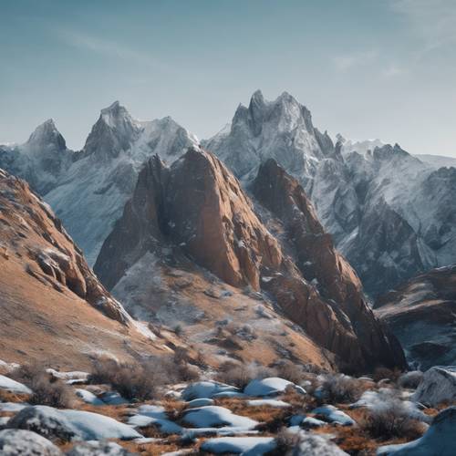 Uma alta cordilheira com picos salpicados de neve azul em contraste com as faces rochosas marrons.