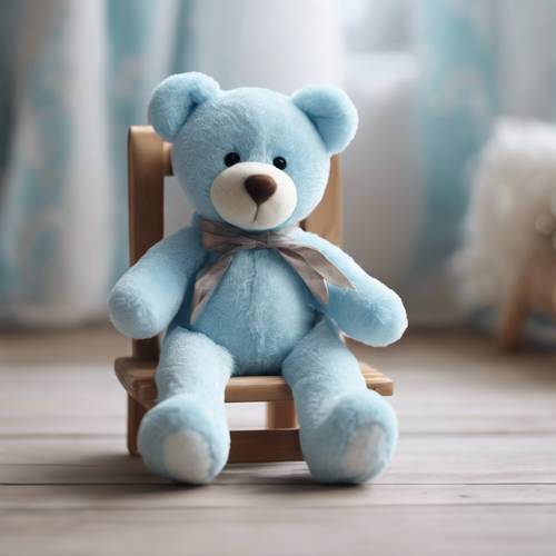 Очаровательный плюшевый мишка пастельно-голубого цвета сидит на деревянном детском стуле.