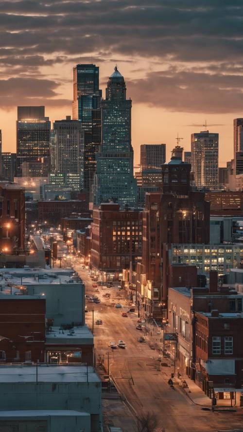 Ruchliwe ulice Detroit w stanie Michigan o zmierzchu ukazują panoramę miasta usianą jasnymi światłami miasta.