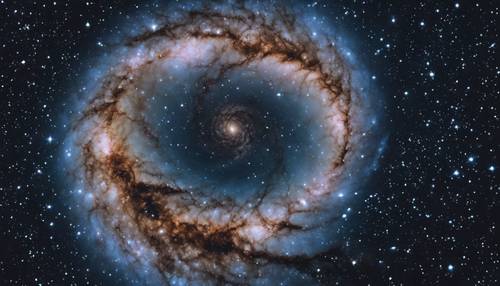 Захватывающий вид на спиральную галактику на фоне темно-синего звездного неба.