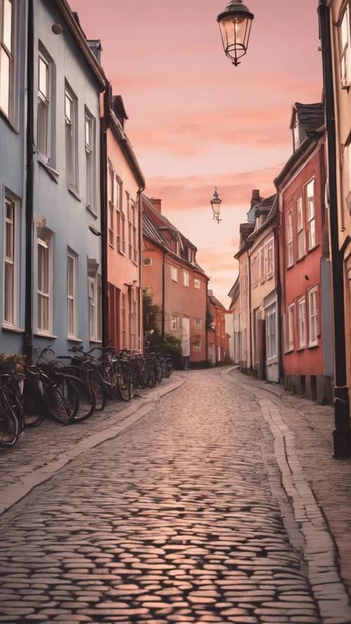Uma tranquila rua dinamarquesa em tons pastéis do pôr do sol.