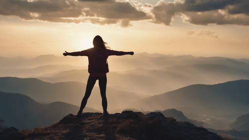 Silhouette di donna in posa trionfante sulla cima della montagna, che riflette la vittoria del viaggio di perdita di peso.