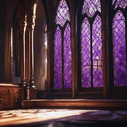 Un gros plan d&#39;un vitrail violet dans une église gothique, éclairée par la lumière du soleil de l&#39;après-midi.