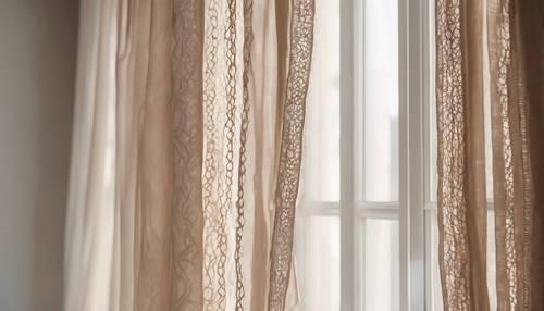 Vista detallada de cortinas boho beige contra una suave luz blanca de ventana