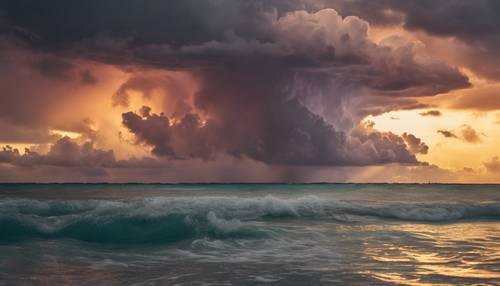 Tropikalne formacje chmur burzowych nad oceanem o zachodzie słońca.