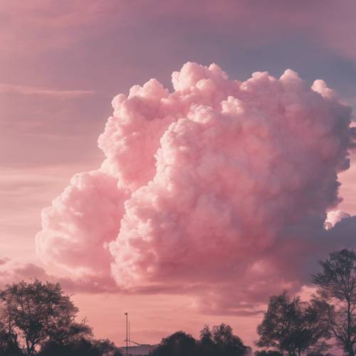 Eine flauschige pastellrosa Wolke am Morgenhimmel.