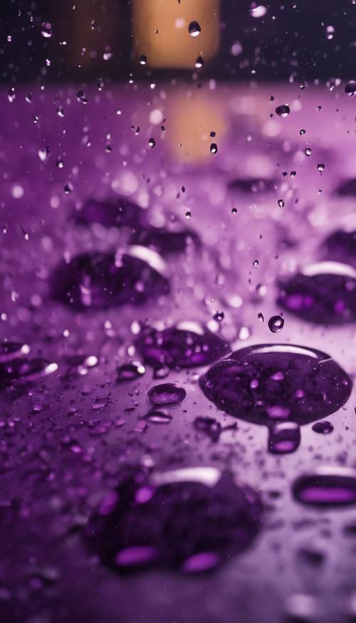 Gotas de lluvia sobre una superficie de mármol de color púrpura oscuro.