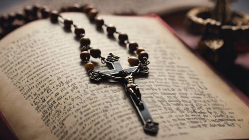 Sebuah Rosario dengan Salib dari jarak dekat, terletak dengan hati-hati di atas Buku Doa yang banyak dibaca.