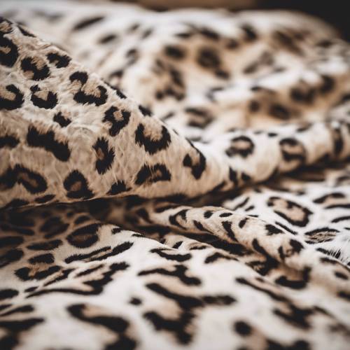 Colcha con estampado de leopardo en tonos neutros cuidadosamente dispuesta sobre una cama.