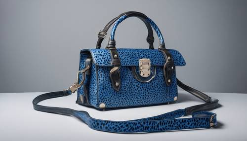 Bolsa de grife feita de couro azul com estampa de chita.