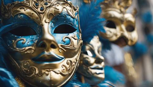 Uma imagem detalhada de máscaras de carnaval azuis e douradas em uma rua veneziana.