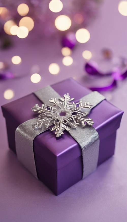 Un primer plano de una hermosa caja envuelta para regalo en color violeta con una delicada decoración de copos de nieve plateados.