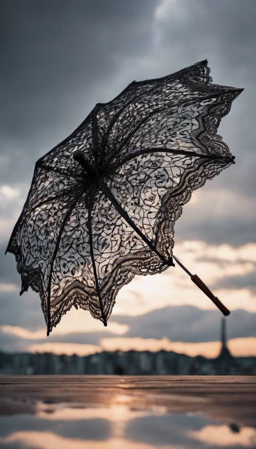 흐린 저녁 하늘을 향해 열려 있는 커다란 검은색 레이스 우산