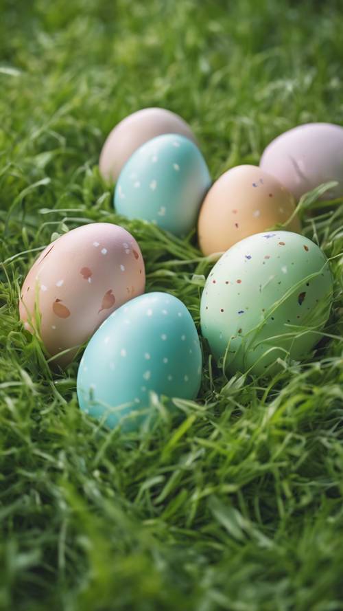 Семья пасхальных яиц пастельных тонов прячется среди зеленой травы
