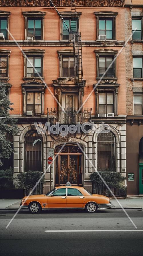 סצנת רחוב קלאסית בניו יורק עם מכונית כתומה