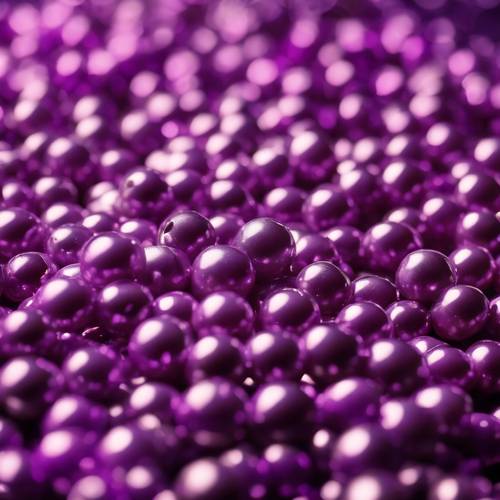 Eine Nahaufnahme von violetten Boba-Perlen, die im Licht glitzern.