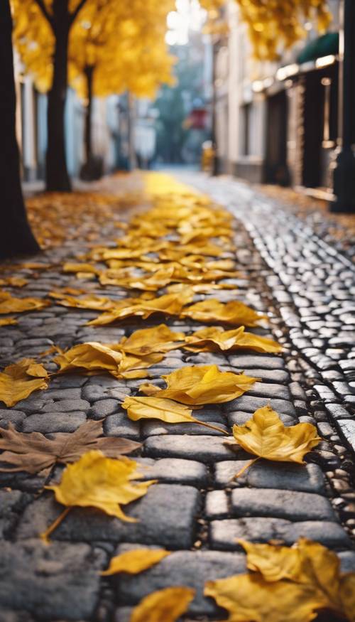 Um tapete de folhas de outono amarelo neon cobrindo uma pitoresca rua de paralelepípedos.