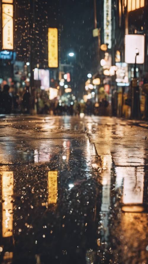 夜晚的繁忙大都市，雨后湿漉漉的人行道上倒映着闪烁的城市灯光。