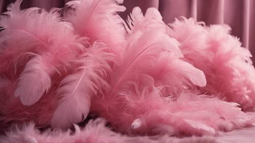 Пушистое розовое боа из перьев, напоминающее об эстетике Y2K.