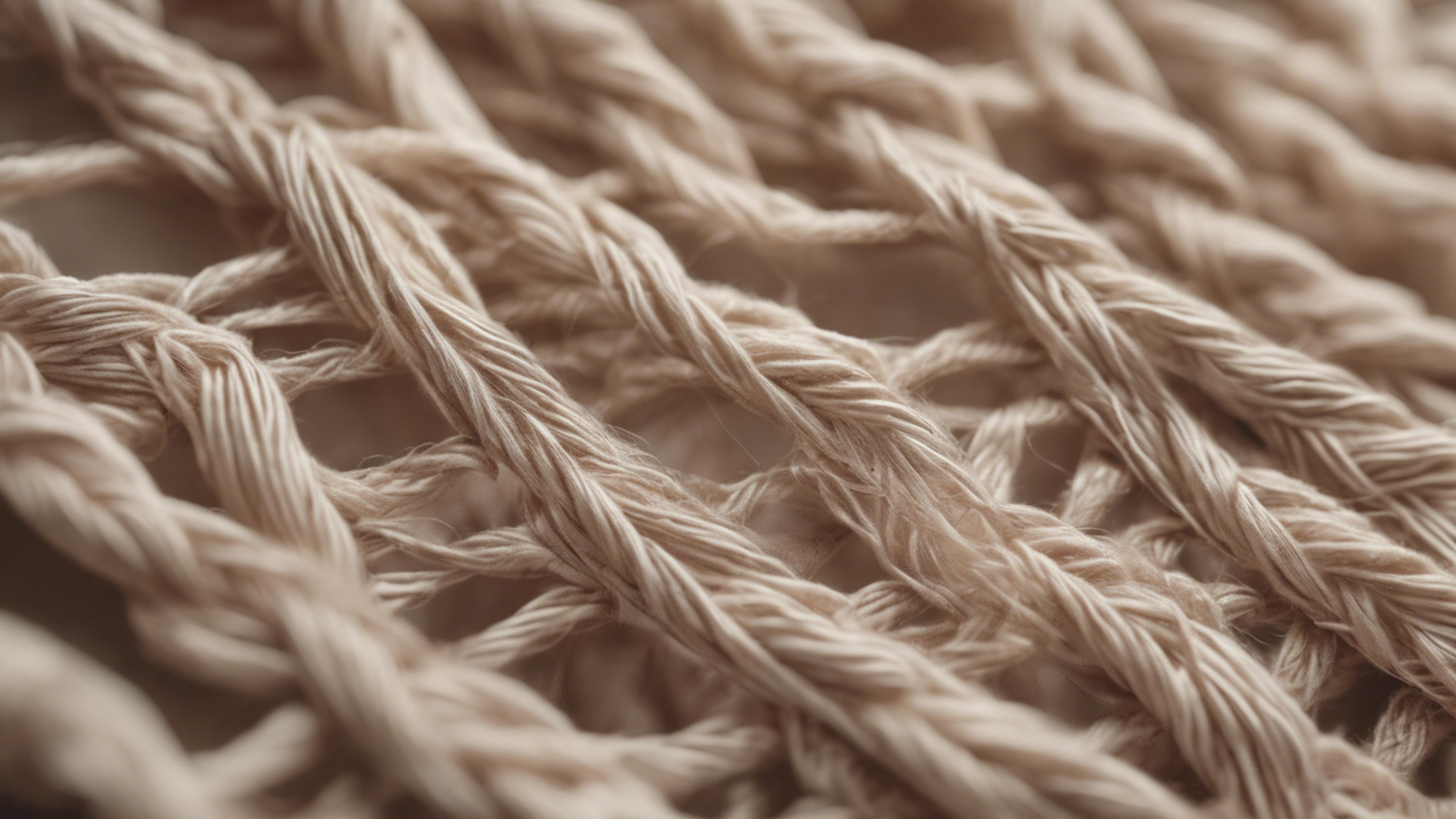 A close-up of cool beige threads interweaving to form a unique, patterned fabric. Behang[e47f0bd142b54d48a5a0]